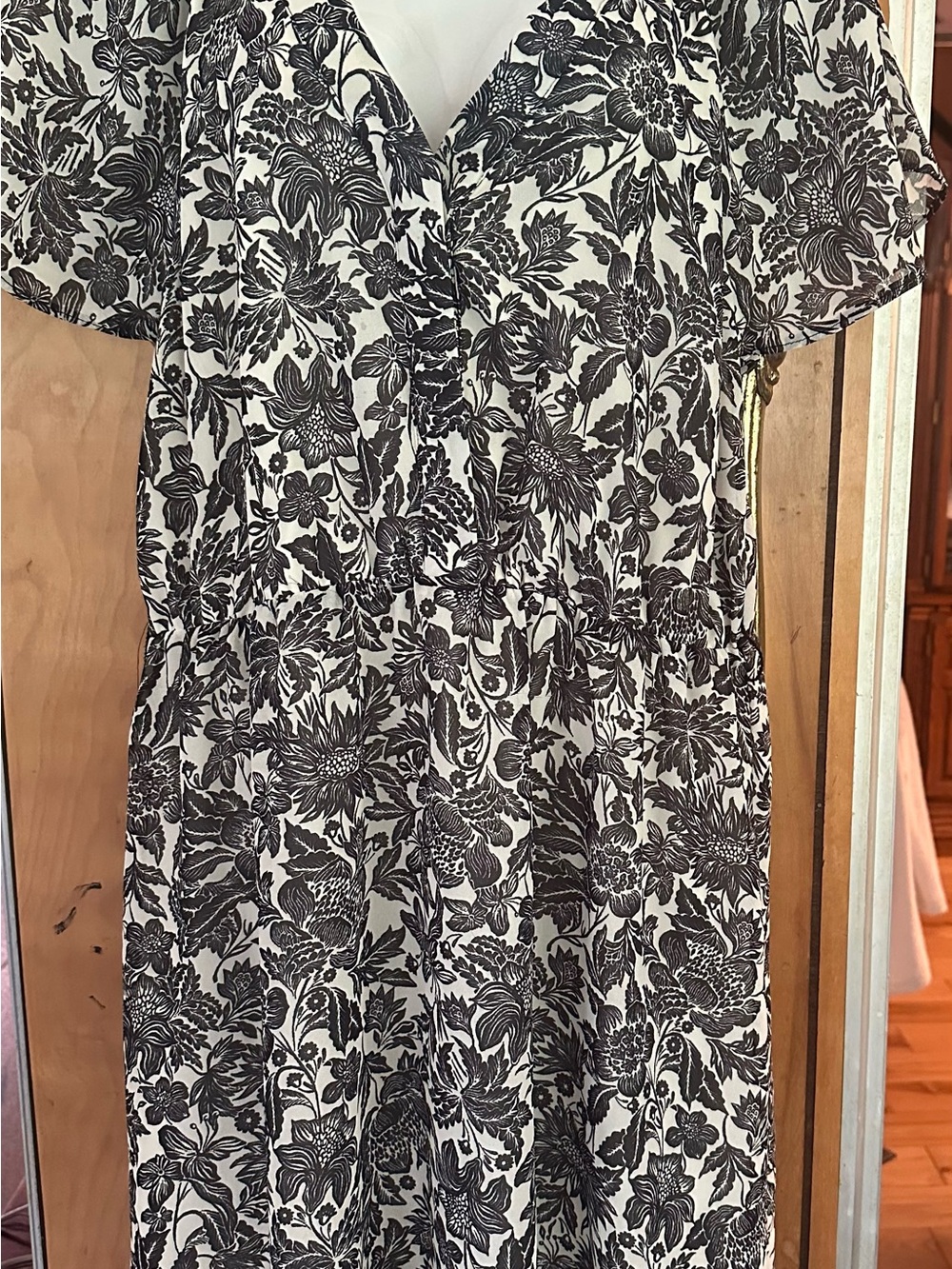 H&M Black and White Floral Midi Dress Medium